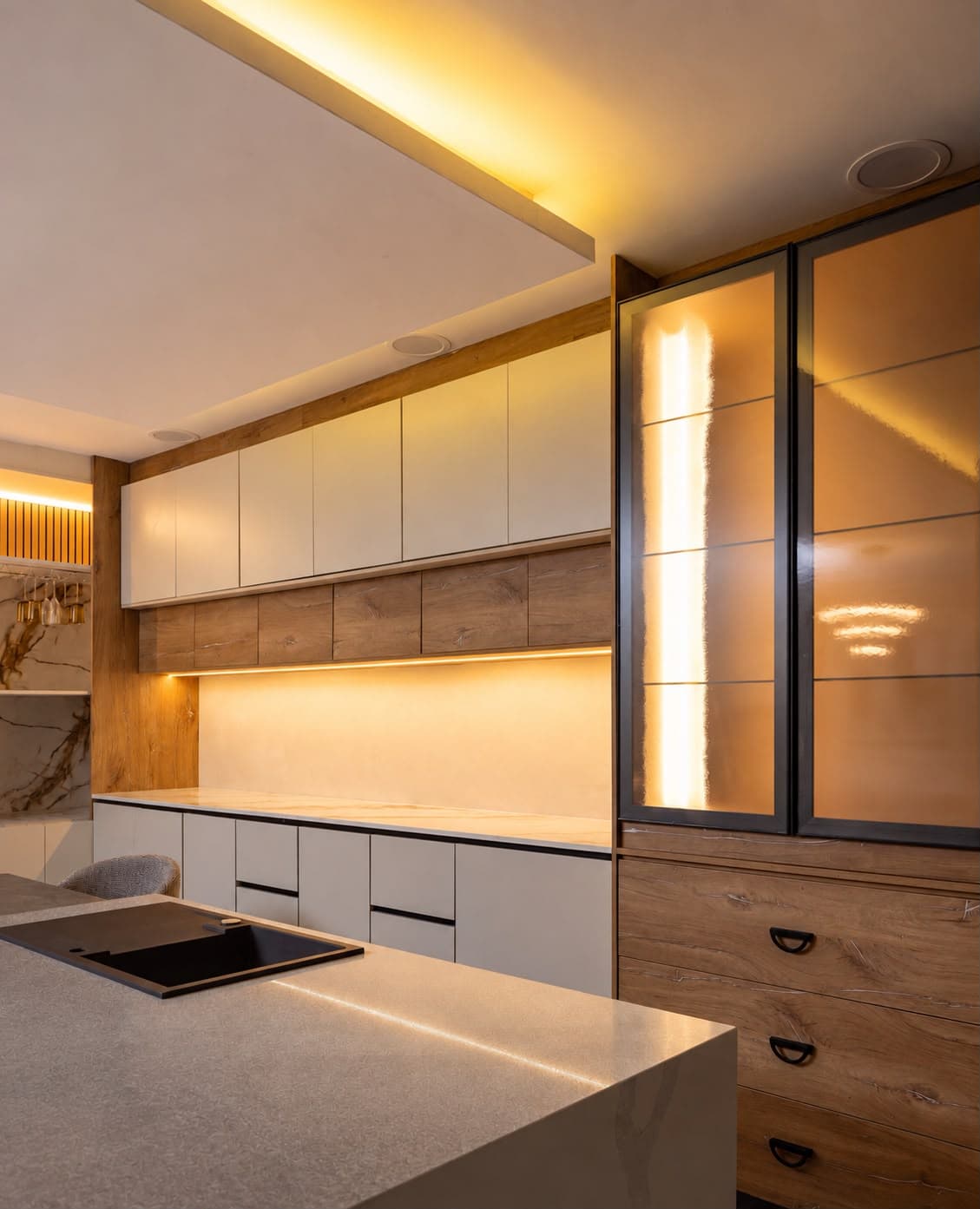 Cozinha planejada Sw Projetados com armários em madeira e branco, cristaleira iluminada e LED âmbar